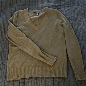 Aqua Cashmere Olive Green V-Neck Sweater